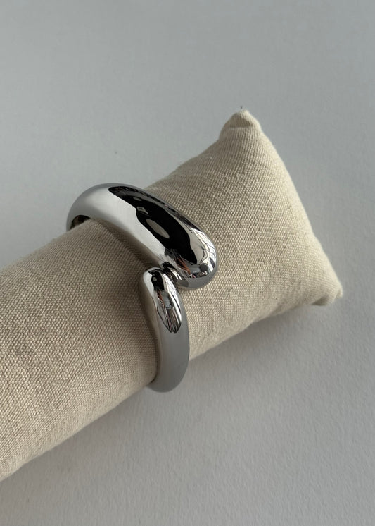 Bracciale rigido argento con design ondulato