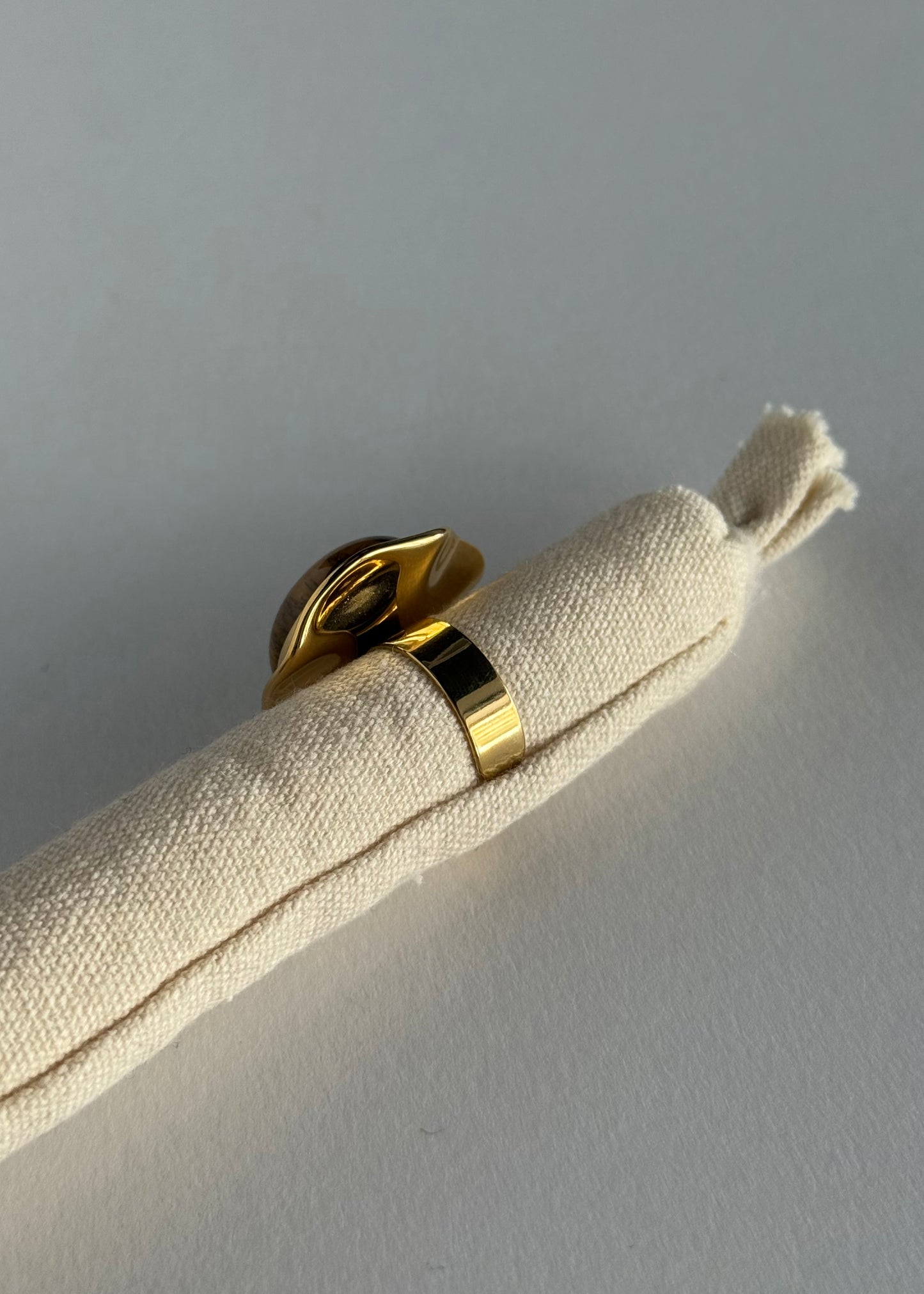 Anello dorato con pietra effetto occhio di tigre
