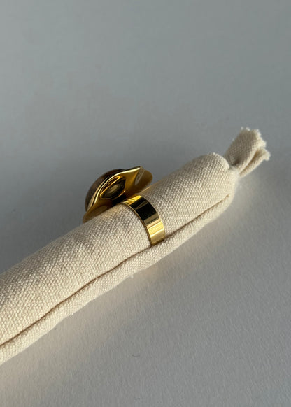 Anello dorato con pietra effetto occhio di tigre