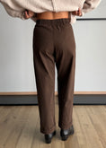 Carica l'immagine nel visualizzatore della galleria, Pantalone moro relax con charm - PHILIALOFT
