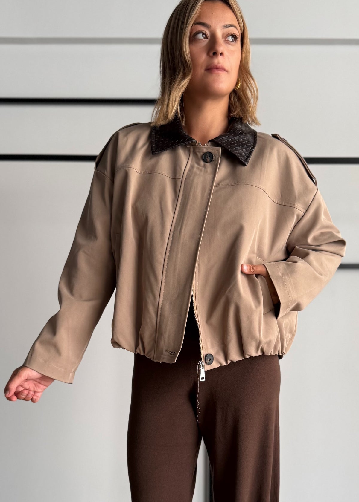 Giacca Bomber beige con Collo in Ecopelle