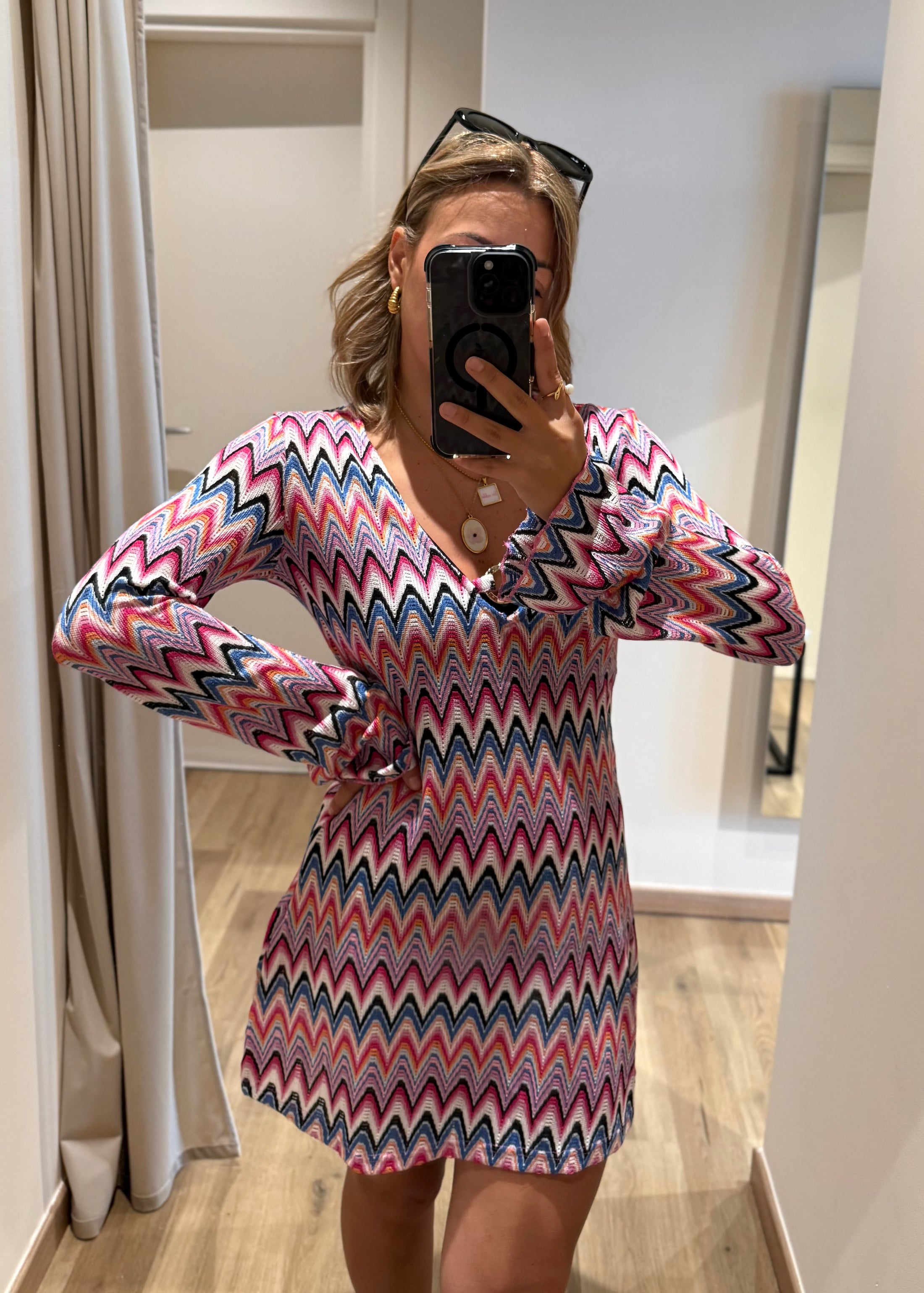 Abito in maglia zig zag fucsia con dettaglio gioiello