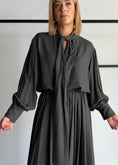 Carica l'immagine nel visualizzatore della galleria, Blusa con fiocco antracite - PHILIALOFT
