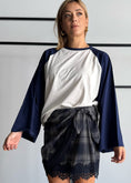Carica l'immagine nel visualizzatore della galleria, T-shirt bicolore con maniche raglan svasate
