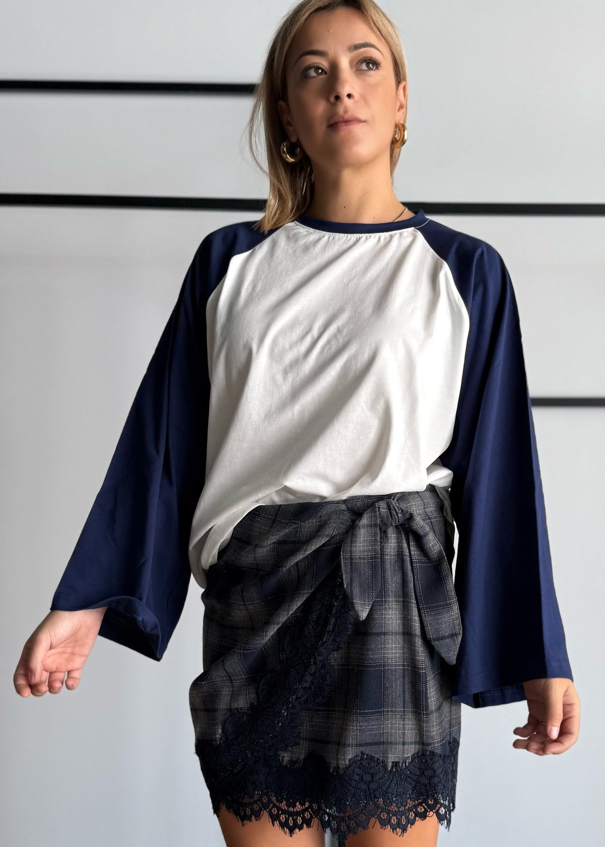 T-shirt bicolore con maniche raglan svasate