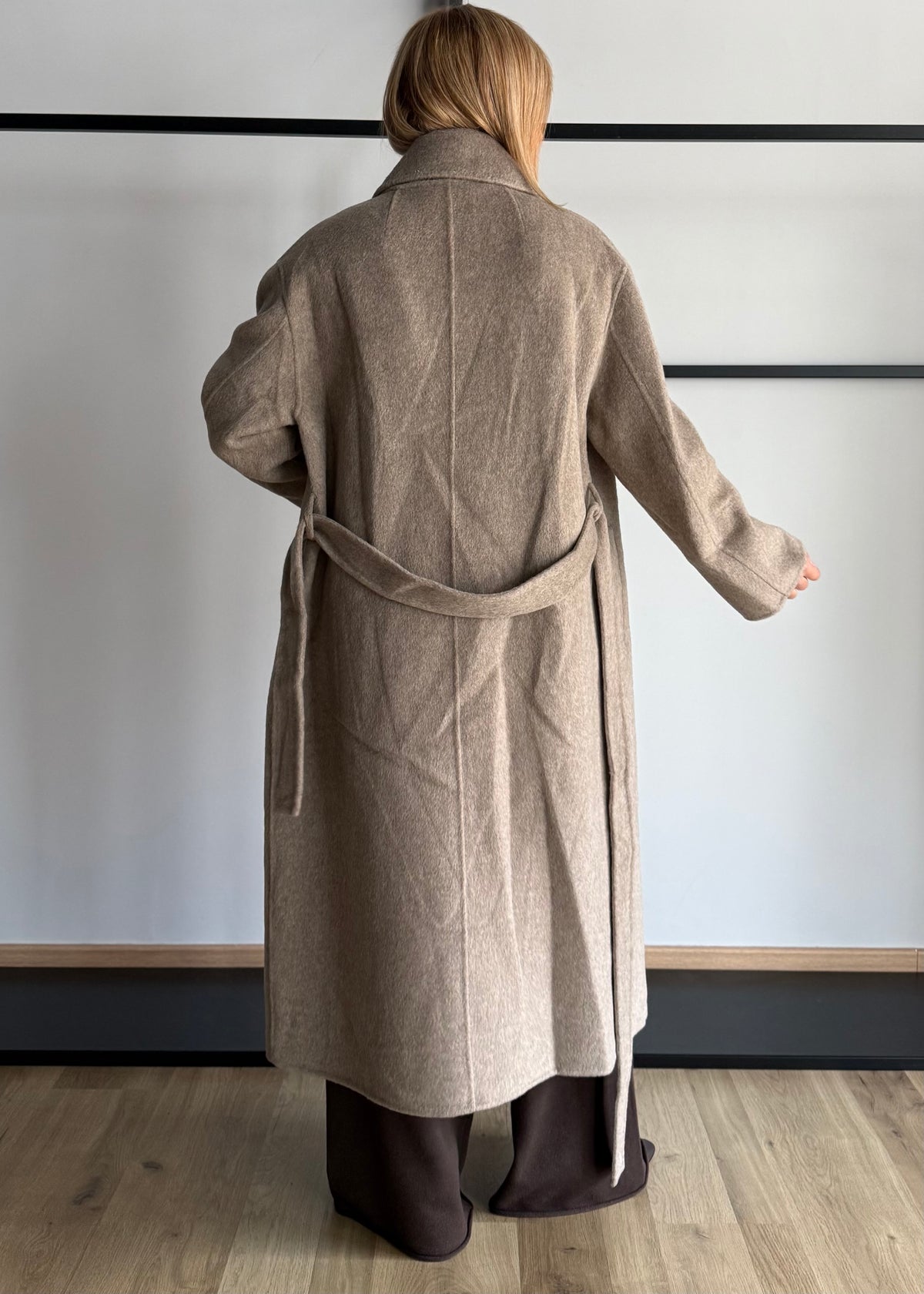 Cappotto lungo con cintura e sciarpa abbinata - KONTATTO