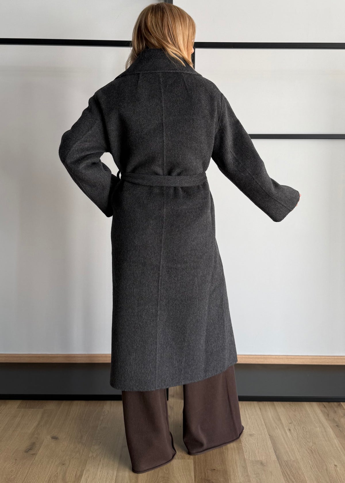 Cappotto lungo con cintura e sciarpa abbinata - KONTATTO